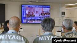 Japanci prate vijesti o sjevernokorejskom ispaljivanju novih projektila, u Sendaiju, prefektura Mijagi, 3. novembar 2022.