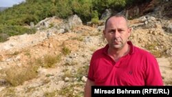  Aner Omanović (na fotografiji), stanovnik naselja Kuti Livac pored Mostara i njegovi susjedi pokušavaju protestima i pravnim putem zaustaviti firmu Majdan-Kuti u namjeri da otvori kamenolom "Zukulja", nedaleko od ovog naselja