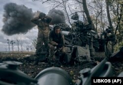 Un grup de soldați ucraineni alături de un tun de artilerie american M777 howitzer, 23 octombrie 2022.