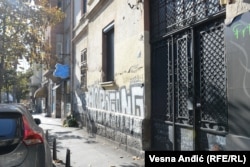 Trinaestogodišnji dečak je krenuo ka obližnjoj prodavnici po sok. Na slici: Ulaz broj 35 gde je živeo i mesto gde je ubijen.