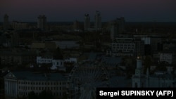 Atacurile cu rachetă de luni din Kiev au dus la întreruperea curentului, pentru mai multe ore. Instalațiile de alimentare cu energie electrică din mai multe regiuni sunt încă afectate, în urma atacurilor armatei ruse din ultima periodă.