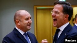 Президентът на България Румен Радев и премиерът на Нидерландия Марк Рюте на Европейски съвет на 20 октомври 2022 г.