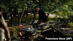 În timp ce Rusia le distruge sistemul energetic, ucrainenii se pregătesc pentru o iarnă aspră