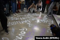 Poruke ispred ulaza u zgradu u kojoj se nalazi redakcija "Informera".