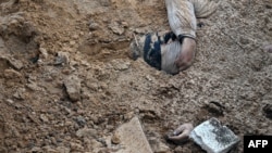 Tijelo delimično prekriveno u masovnoj grobnici u Buči, blizu Kijeva. Ukrajinski zvaničnik je rekao 10. aprila da je još jedna masovna grobnica pronađena u selu Buzova, kod ukrajinske prijestolnice.