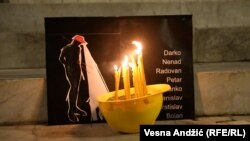 Okupljeni su istakli crni transparent na kome su belim slovima ispisana imena osam stradalih rudara (8. april 2022. godine)