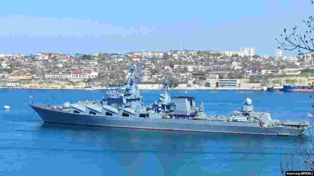 Крейсер «Москва» в Севастопольской бухте за три дня до попадания украинских ракет «Нептун» – 10 апреля 2022 года.