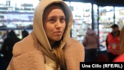 Anastasiia Halych čeka autobus za Estoniju. Autobuska stanica u Varšavi, 8. april 2022.