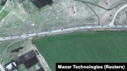 O imagine din satelit înfățișează un convoi de vehicule militare rusești, lung de 13 kilometri. îndreptându-se spre sud, către regiunea ucraineană Donbas, 10 aprilie 2022
