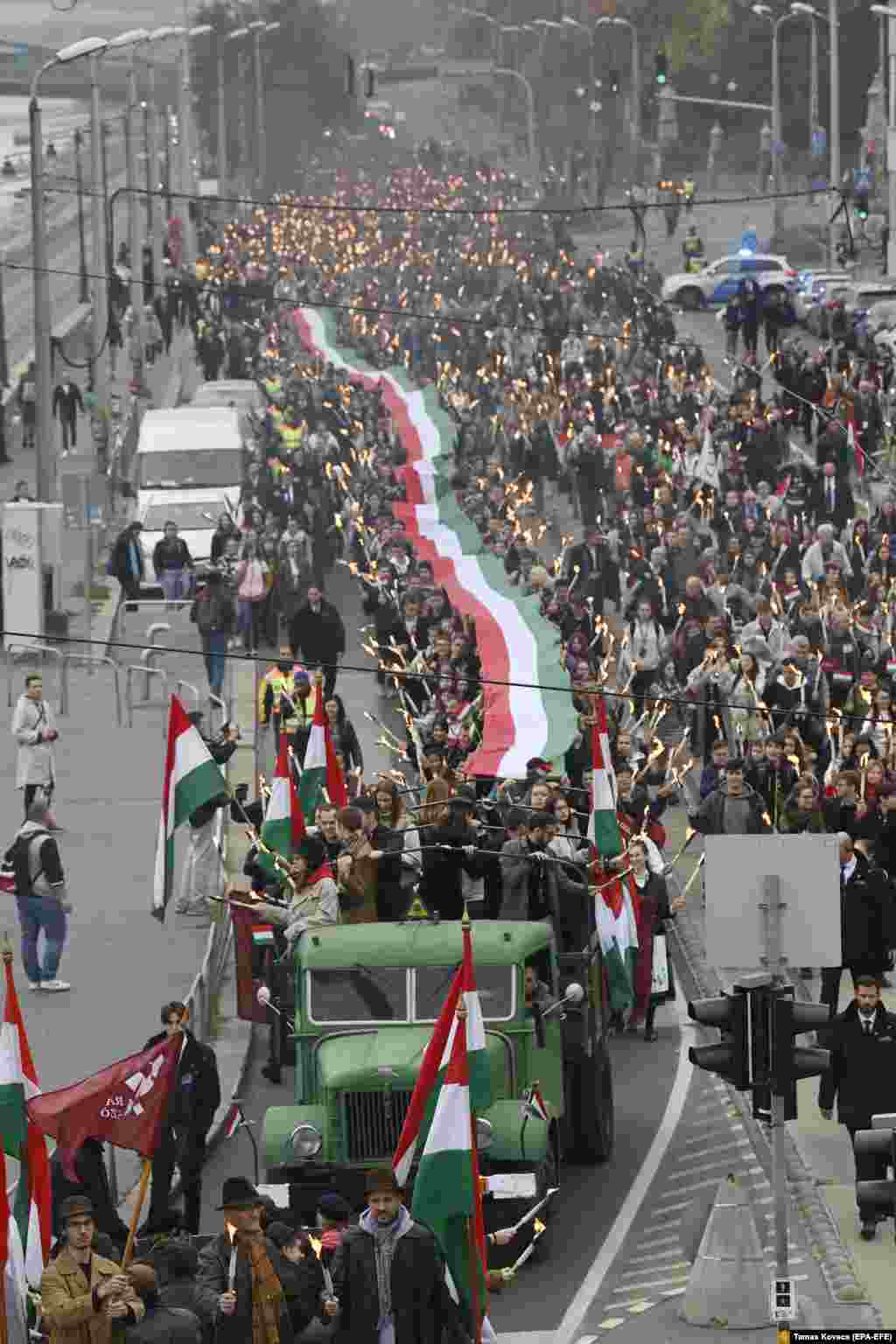 На 23 октомври в Будапеща (на снимката) се проведе и демонстрация за отбелязване на Унгарското въстание от 1956 г. срещу подкрепяното от Кремъл комунистическо правителство на Унгария след Втората световна война.