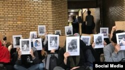Studenții Universității din Teheran protestând