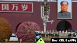 Policajac ispred Velikog doma naroda u Pekingu za vreme kongresa Kineske komunističke partije, 23. oktobar 2022.