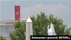 Prema posljednjem popisu iz 2011. u Crnoj Gori živi 45 odsto Crnogoraca, 29 odsto Srba, 9 odsto Bošnjaka, 5 odsto Albanaca, 3  odsto Muslimana, i po jedan odsto Hrvata i Roma. (Foto: Zastava Crne Gore u Podgorici)