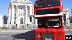 Илустрација - автобуси на ЈСП пред Влада, октомври 2022