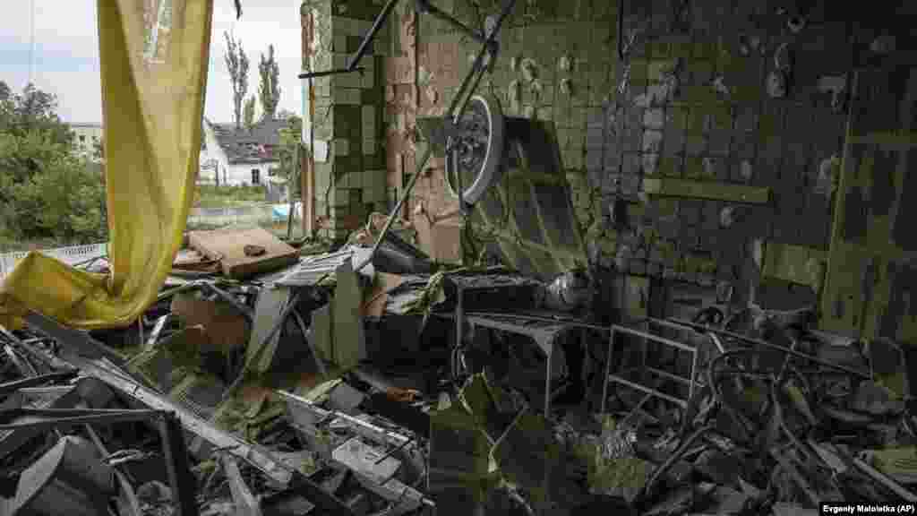 Разрушеното хирургично отделение.&nbsp;Табелите около болничния комплекс, предупреждаващи за мини, изчезват една по една, докато украинските сапьори старателно разчистват всеки участък земя. Следите от случилото се тук - върху сградите и върху хората, обаче трудно ще бъдат заличени.