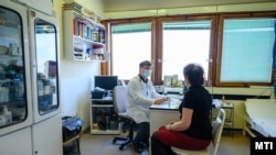 Török Péter bicskei háziorvos egyik páciensével konzultál Kossuth téri rendelőjében 2021. március 26-án (képünk illusztráció)