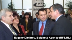 От ляво надясно: изпълнителният директор на "Мултигруп" Николай Вълканов, бившата зам.-председателка на Комитета по туризъм Недялка Сандалска, президентът на "Мултигруп" Илия Павлов и кметът на София Стефан Софиянски на рожден ден на Атлантическия клуб, 28.02.2002 г.