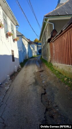 Strada Siciliană, pavată iniţial de meşteri italieni, a fost unul din punctele centrale ale filmărilor la „Nunta de piatră” , film realizat în 1973.