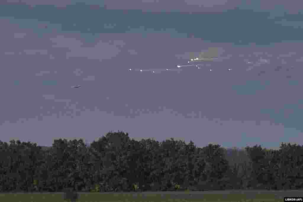 Український літак Су-25 здійснює відволікаючий маневр, щоб уникнути ураження ракетою під Бахмутом. 22 жовтня 2022 року. Найманці ПВК «Вагнер» причетні до вчинення злочинів, включаючи тортури, зґвалтування та масові вбивства під час різних воєнних конфліктів у світі, а тепер і під час війни в Україні 