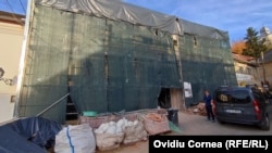 Clădire istorică în curs de reabilitare la kilometrul zero al Roşiei Montane.