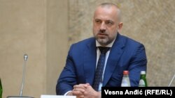 Milan Radojčić (na fotografiji) sankcionisan je jer je, kao privrednik iz građevinske industrije i potpredsjednik Srpske liste "profitirao od prisvajanja državnih ugovora i iskoristio svoj uticaj da svojim građevinskim kompanijama dodeljuje unosne ugovore".