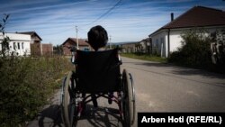 Sokol Zariqi, 14 vjeçar nga fshati Baincë i Drenasit përfiton nga pensioni për personat paraplegjikë dhe tetraplegjikë