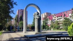 Это не памятник Карлу Марксу, как может сразу показаться, а грузинскому народному поэту Галактиону Табидзе