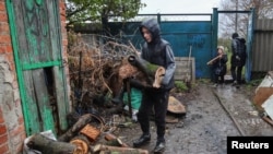 Shumë banorë të Çernihivit dhe qyteteve të tjera të Ukrainës duhet të sigurojnë dru zjarri për ngrohje këtë dimër, mes bombardimeve të Rusisë ndaj objekteve energjetike të vendit. (Foto ilustruese)