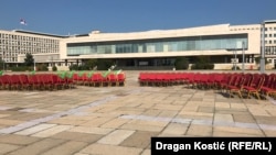 Poređanih 250 stolica od kojih je 11 nosilo zeleni simbol podrške, bile su deo performansa ekoloških aktivista 19. oktobra ispred Palate Srbija