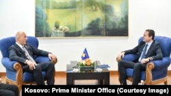 Kryeministri i Kosovës, Albin Kurti (djathtas) dhe kryetari i AAK-së, Ramush Haradinaj gjatë takimit në Qeveri. 21 nëntor 2022. 