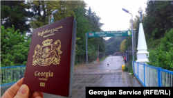 საქართველოს პასპორტი ენგურის ხიდის ფონზე - ფოტოილუსტრაცია