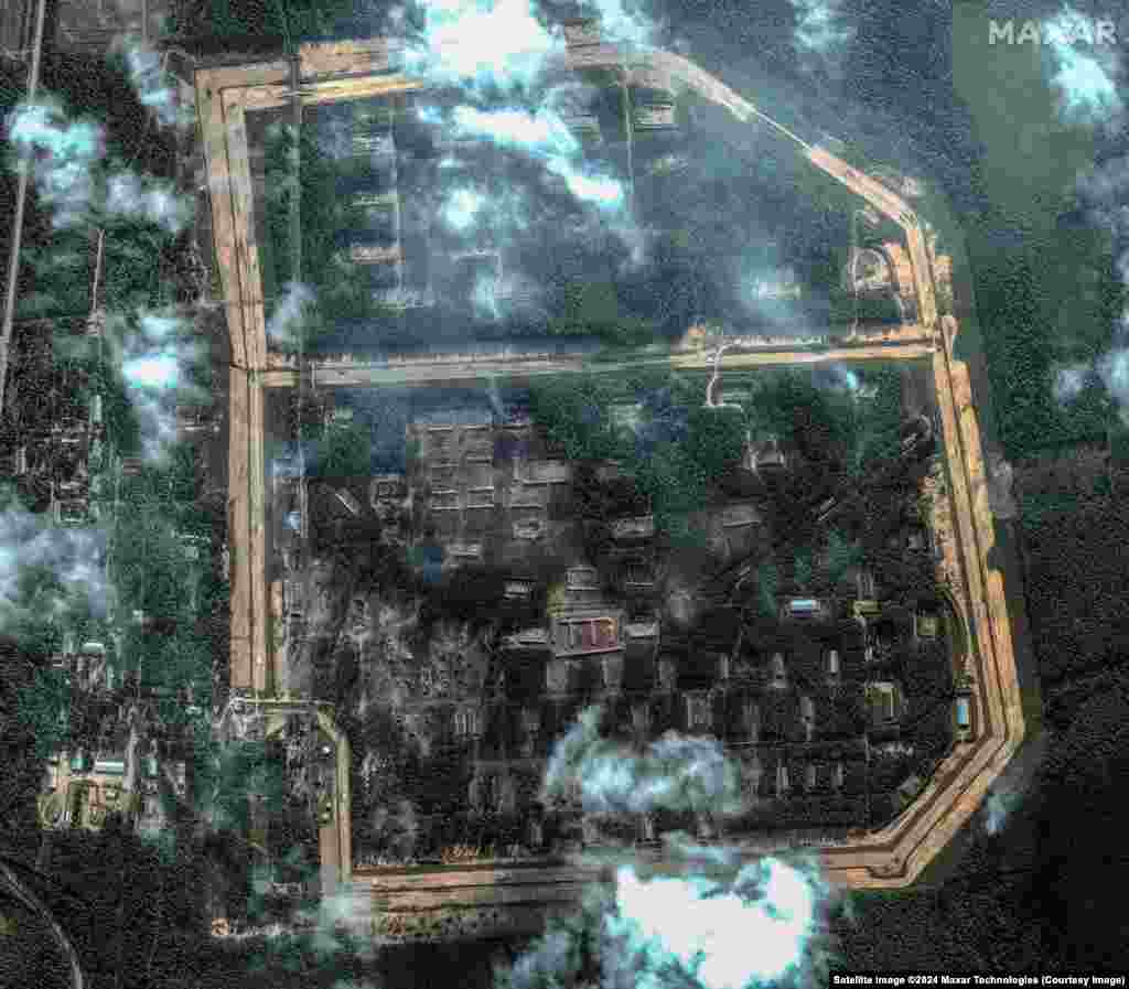 Čini se da je baza Oktjabrskij, koja još uvijek tinja, u velikoj mjeri uništena na ovoj fotografiji od 22. septembra. &nbsp;