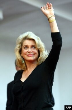 Катрин Деньов на фестивала във Венеция през 2002 г.