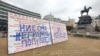 Надписите върху транспарантите се появиха през почивните дни. 