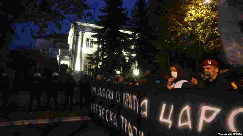 Kako desničarima policija nije dozvolila da se približe zgradi Ambasade SAD, krenuli su niz ulicu i zastali ispred Ambasade Albanije, uzvikujući &quot;Kosovo je srce Srbije&quot;. Policiji raspoređenoj oko te ambasade poručili su &quot;Idite na Kosovo&quot;.