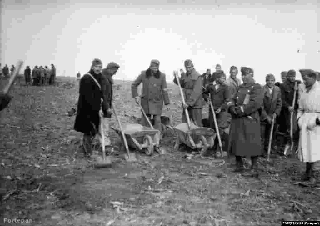 Az építkezés kezdete a negyvenes években kényszermunkára vezényelt zsidó munkaszolgálatosokkal