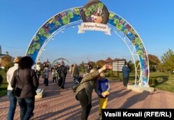 Cu litere chirilice e scris: Drumul vinului