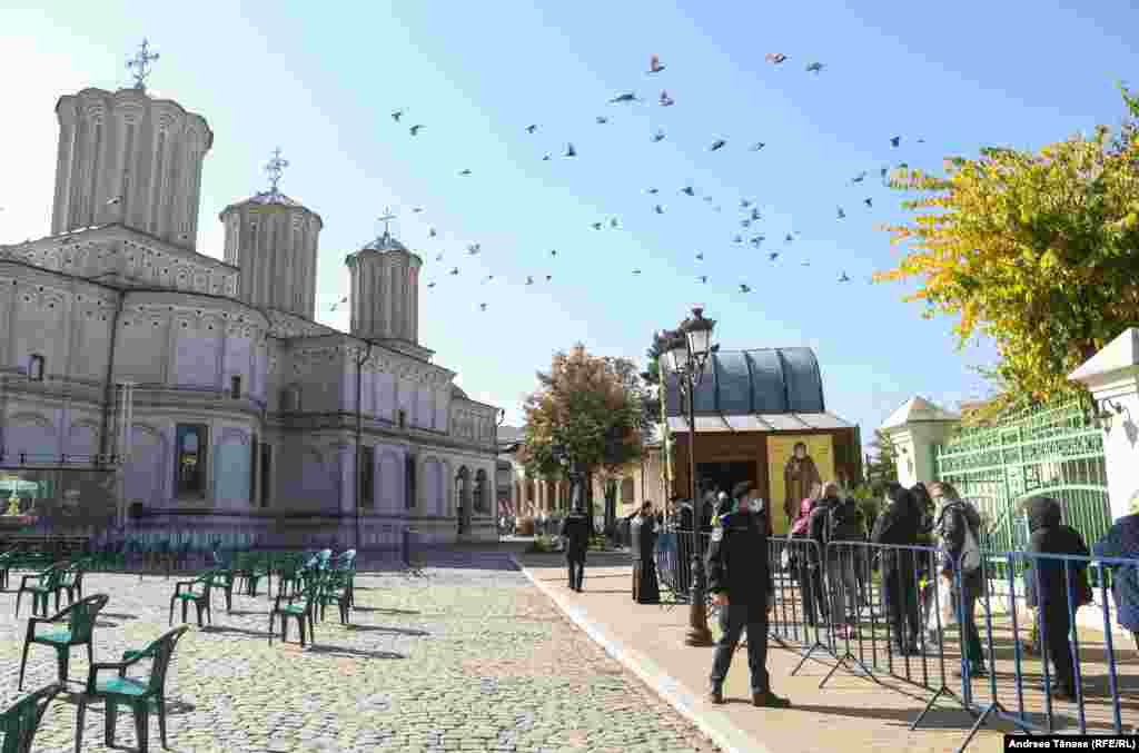 Aproximativ 14.000 de pelerini s-au închinat până luni, 25 octombrie, la moaştele Sfântului Dimitrie cel Nou, pe Dealul Patriarhiei din București. 