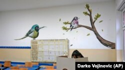 Një grua duke votuar në një qendër votimi në pjesën veriore të Kosovës më 17 tetor 2021.