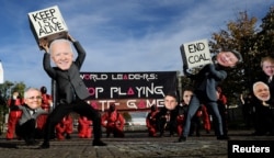 A világ vezetőinek öltözött klímaaktivisták 2021. november 2-án, a glasgow-i COP26 idején követelik, hogy az országok tartsák másfél Celsius-fok alatt a felmelegedést