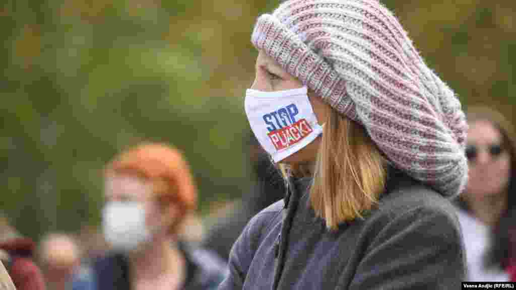 Kao povod za protest organizatori su naveli i to da vlast &ldquo;staje u odbranu osumnjičenih za najveću plantažu marihuane u Evropi&rdquo; ukazujući na aferu oko poljoprivrednog imanja &quot;Jovanjica&quot;.