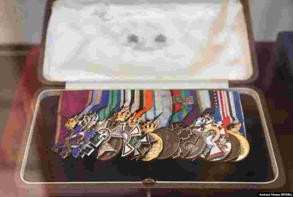 Colecție de decorații aflată în Sala Regilor.