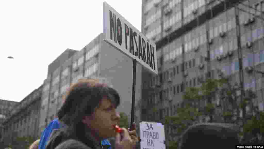Građani nose transparente &quot;Za pravo na pravdu&quot;, &quot;Roditelji, gde ste? Ovo vam je oteralo decu iz zemlje&quot;, &quot;No pasaran&quot;.
