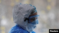 Një punonjëse shëndetësore në Moskë.