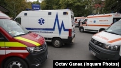 Deși salariile medicilor s-au majorat în ultimii ani, fenomenul corupției în spitale nu a fost eradicat. Imagine generică cu salvări. 