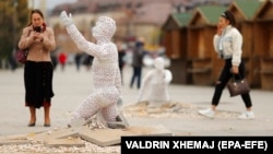 Dy skulptura, të punuara nga artisti Eroll Murati, janë vendosur në qendër të Prishtinës. Ky instalacion titllohet "Find Me" (Më gjeni) dhe u dedikohet personave të pagjetur. 