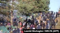 Струпването на мигранти на границата между Беларус и Полша продължава