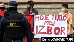 Policajac ispred aktivistkinja za prava žena tokom "Marša za život", petog hrvatskog marša protiv pobačaja koji organiziraju konzervativna udruženja, u Zagrebu 29. maja 2021. 