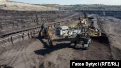 Ekskavatorët duke nxjerrë linjit nga minierat e qymyrit afër qytetit të Obiliqit, Kosovë. Fotografi nga arkivi.