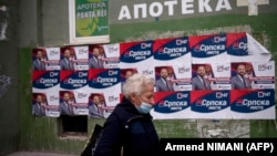 Žena prolazi ispred biračkog mesta nakon što je glasala u Severnoj Mitrovici, 17. oktobra 2021. godine